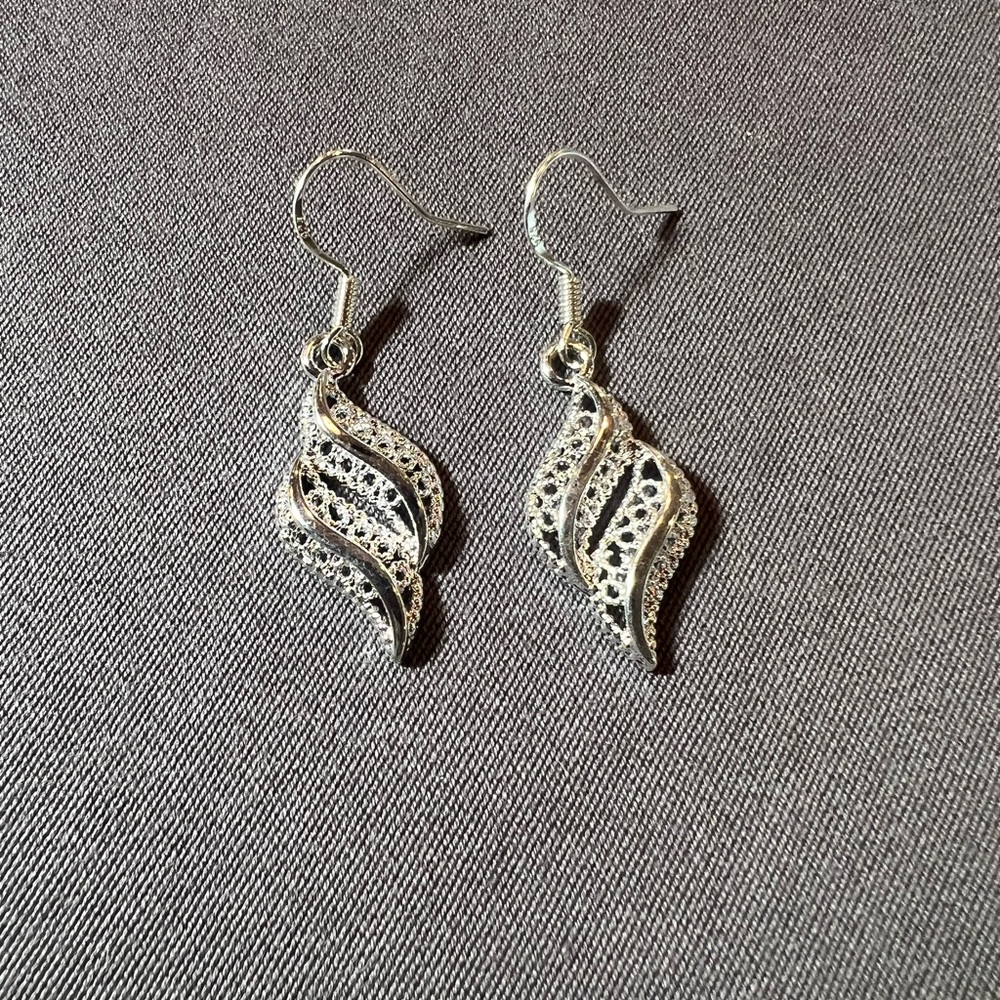 💎 Silver Dangle Earrings 💎
